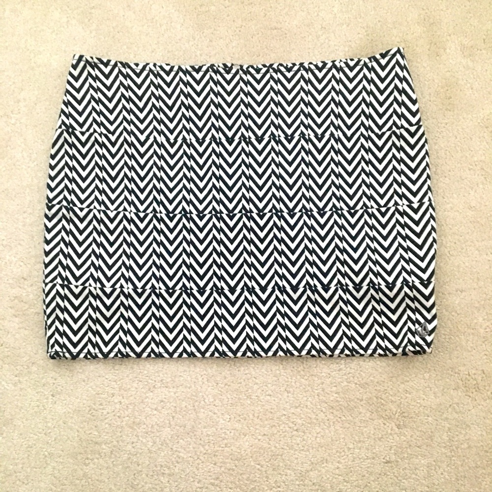Volcom Stone chevron black and white mini skirt!